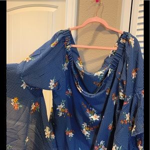 New with tags Beautiful off shoulder top.